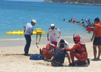 Muere turista en Huatulco  tras hundimiento de lancha   