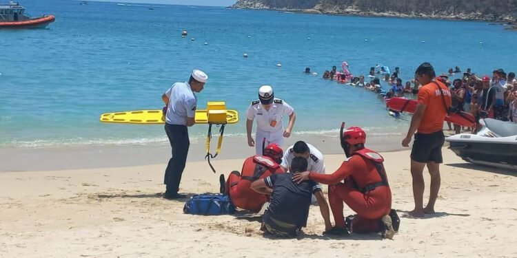 Muere turista en Huatulco  tras hundimiento de lancha   