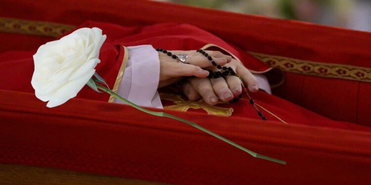 El último adiós al Papa Francisco: Un homenaje con rosa blanca de los más necesitados