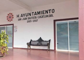 Piden ciudadanos hacer públicas las licencia de los profesores.