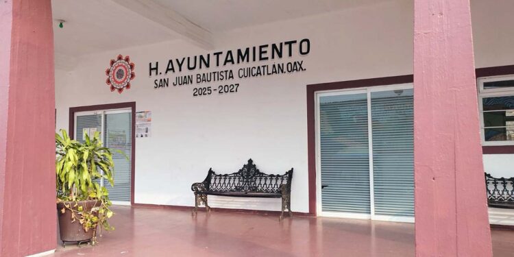 Piden ciudadanos hacer públicas las licencia de los profesores.