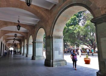 Fotos: Adrián Gaytán // Una placa en el corredor del Palacio de Gobierno señala que hasta el año 1824 se conoció como Portal de Las Casas Reales.