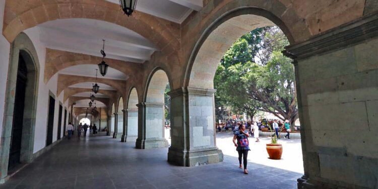 Fotos: Adrián Gaytán // Una placa en el corredor del Palacio de Gobierno señala que hasta el año 1824 se conoció como Portal de Las Casas Reales.