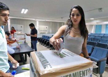 Foto: Adrián Gaytán // Relativa tranquilidad en las elecciones en dos facultades de la UABJO.