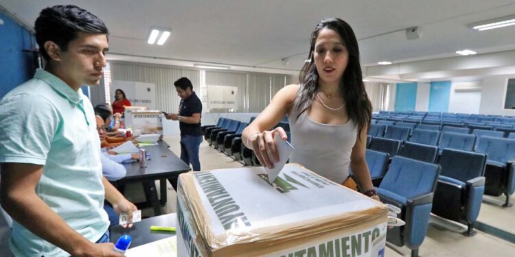 Foto: Adrián Gaytán // Relativa tranquilidad en las elecciones en dos facultades de la UABJO.