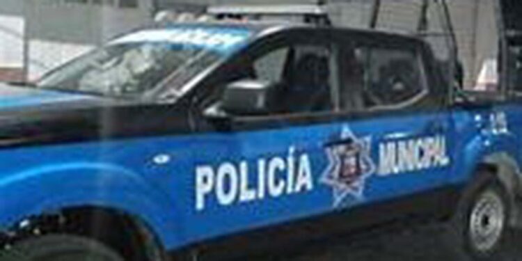 Sorprenden a sujeto intentando robar estéreo.