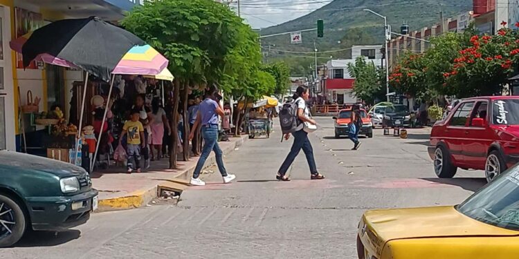 Sufrió un accidente con un taxi al momento que circulaban por la calle Colón.