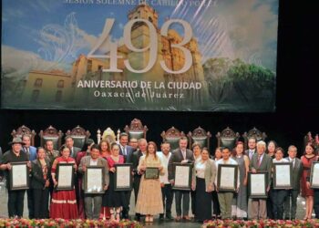 Foto: Adrián Gaytán // Se conmemoró este viernes el aniversario 493 de la elevación a rango de ciudad de la entonces Villa de Antequera y ahora Oaxaca de Juárez.