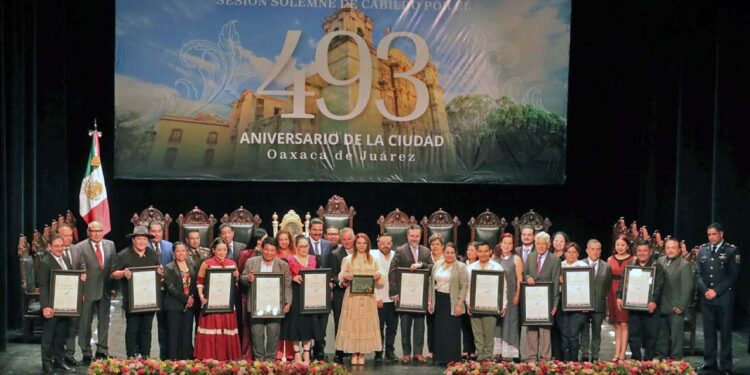Foto: Adrián Gaytán // Se conmemoró este viernes el aniversario 493 de la elevación a rango de ciudad de la entonces Villa de Antequera y ahora Oaxaca de Juárez.