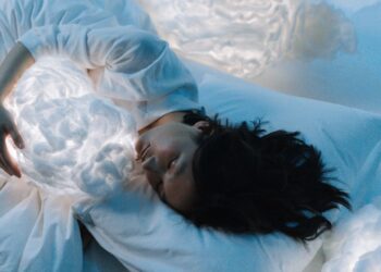 ¿Es mejor dormir ocho horas seguidas u optar por siestas?
