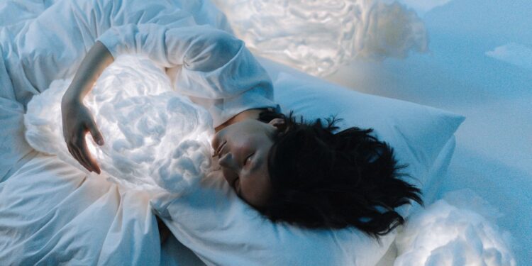 ¿Es mejor dormir ocho horas seguidas u optar por siestas?