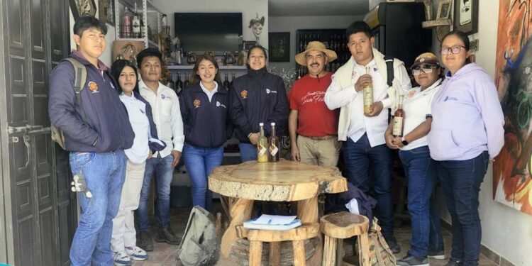 Foto: TECNM – Teposcolula // Buscan conservar las tradiciones, los procesos naturales de elaboración, esencia y sabores de varios envasados como mezcal, aguardiente, curados y miel.