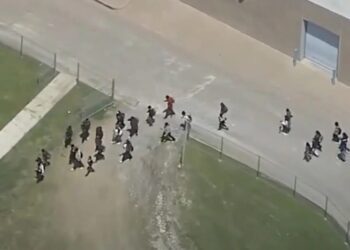 Según los medios locales, el cuerpo estudiantil fue evacuado de las instalaciones por medio de la cancha de atletismo.