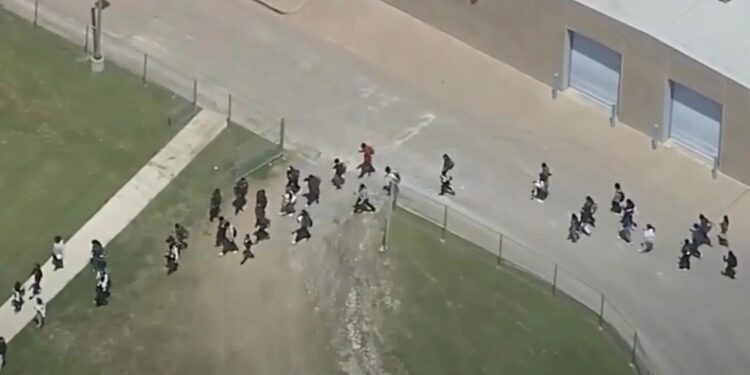 Según los medios locales, el cuerpo estudiantil fue evacuado de las instalaciones por medio de la cancha de atletismo.