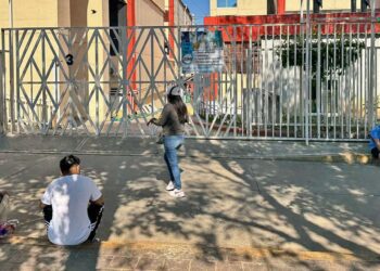Foto: Álvaro Cuitláhuac // Tortuosa espera de familiares de pacientes afuera del Hospital Civil; no les brindan ni informes.