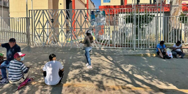 Foto: Álvaro Cuitláhuac // Tortuosa espera de familiares de pacientes afuera del Hospital Civil; no les brindan ni informes.