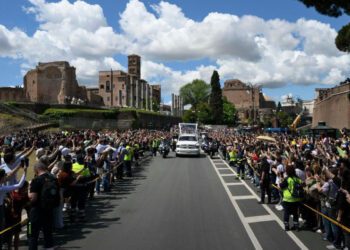 Tumba sencilla de mármol; más de 150 mil personas en su funeral