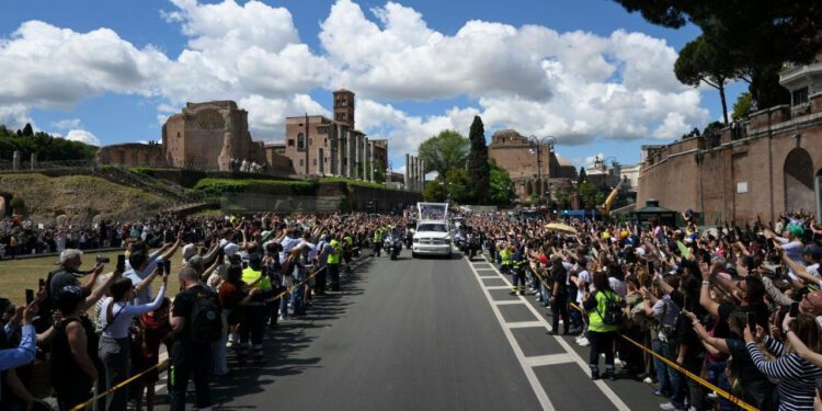 Tumba sencilla de mármol; más de 150 mil personas en su funeral