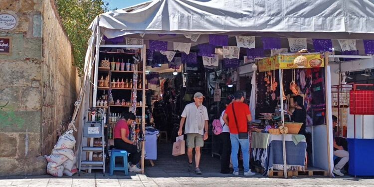 Foto: Lisbeth Mejía // Un anaquel con botellas de mezcal justo a la entrada de la Expo Feria.