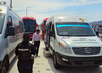 Foto: redes sociales // Una valla de presuntos transportistas impedían que autobuses de línea completaran su ruta hacia la Costa.