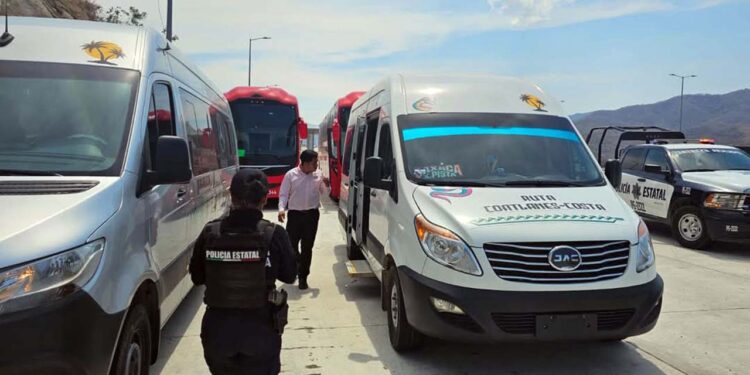 Foto: redes sociales // Una valla de presuntos transportistas impedían que autobuses de línea completaran su ruta hacia la Costa.