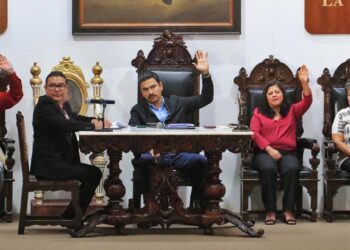 Foto: Adrián Gaytán // Votación en la sesión de Cabildo de Oaxaca de Juárez realizada ayer martes.