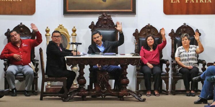 Foto: Adrián Gaytán // Votación en la sesión de Cabildo de Oaxaca de Juárez realizada ayer martes.