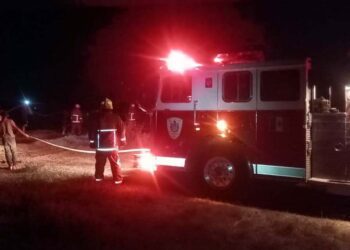 El Heroico Cuerpo de Bomberos de Oaxaca controló un incendio de pastizales.