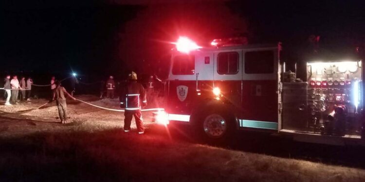 El Heroico Cuerpo de Bomberos de Oaxaca controló un incendio de pastizales.