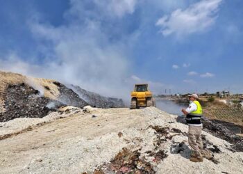 Continúan los trabajos de contención y sofocación del incendio registrado en basurero de Atzompa.