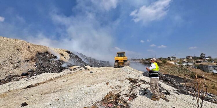 Continúan los trabajos de contención y sofocación del incendio registrado en basurero de Atzompa.