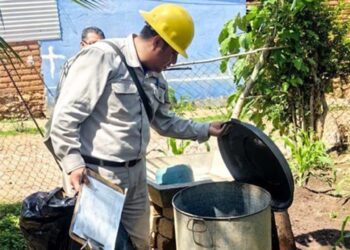 Foto: SSO // Supervisión de depósitos de agua para eficaz combate al dengue.
