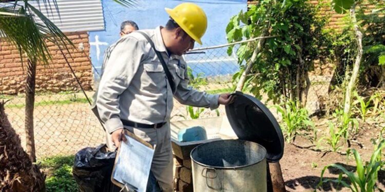 Foto: SSO // Supervisión de depósitos de agua para eficaz combate al dengue.