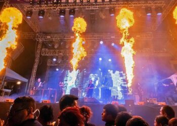 La icónica banda de rock Molotov ofreció un electrizante concierto gratuito en la Alameda de León.