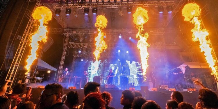La icónica banda de rock Molotov ofreció un electrizante concierto gratuito en la Alameda de León.