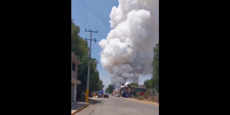 VIDEO | Explosión en taller clandestino de pirotecnia sacude Tultepec y causa alarma entre vecinos