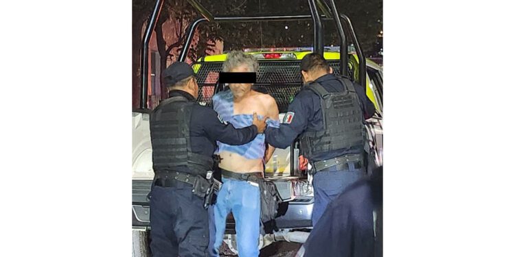 VIDEO | “¡Viejo puerco!”: Pasajeros dan escarmiento y retienen a presunto abusador de mujer en urbano