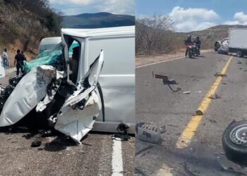 VIDEOS | ¡Encontronazo! Camionetas chocan de frente en la carretera Huajuapan-Tamazulápam