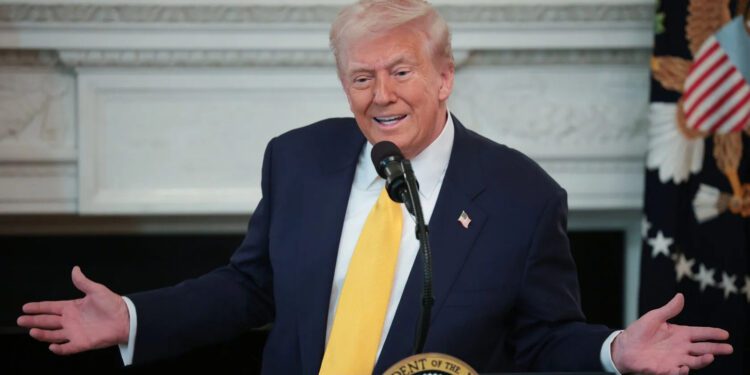 Trump impone aranceles de hasta 3,521% a paneles solares: golpe directo al corazón verde de EE.UU.
