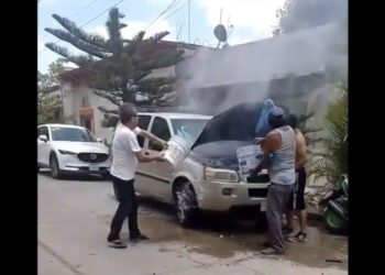 VIDEO | Fuego sorprende a conductor en Ciudad Ixtepec; vecinos logran apagar el incendio