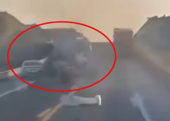 VIDEO | Trailero se defiende de asaltantes en Puebla y les echa su unidad para evitar el robo