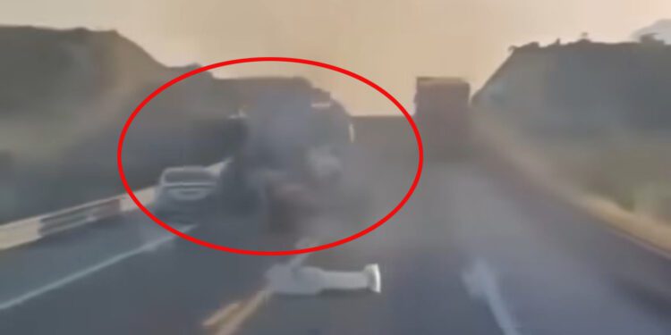 VIDEO | Trailero se defiende de asaltantes en Puebla y les echa su unidad para evitar el robo