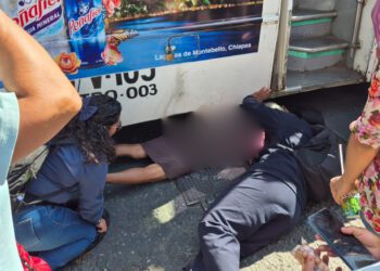 VIDEOS | Sobrevive de milagro: Abuelita es arrollada y queda debajo de urbano TUSUG en Oaxaca