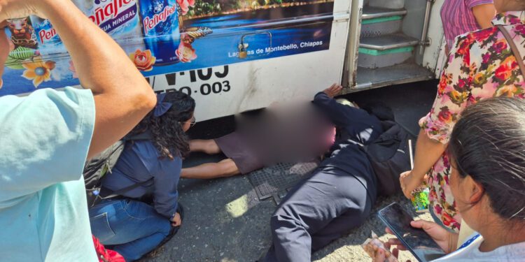 VIDEOS | Sobrevive de milagro: Abuelita es arrollada y queda debajo de urbano TUSUG en Oaxaca