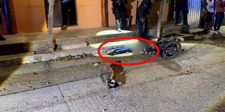 ¡Sicarios a sangre fría asesinan a joven motociclista en la Séptima Sección de Juchitán!