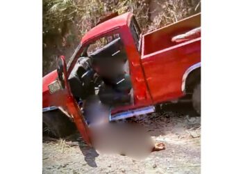 Ataque armado en la Costa de Oaxaca deja dos hombres muertos en una camioneta