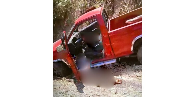 Ataque armado en la Costa de Oaxaca deja dos hombres muertos en una camioneta