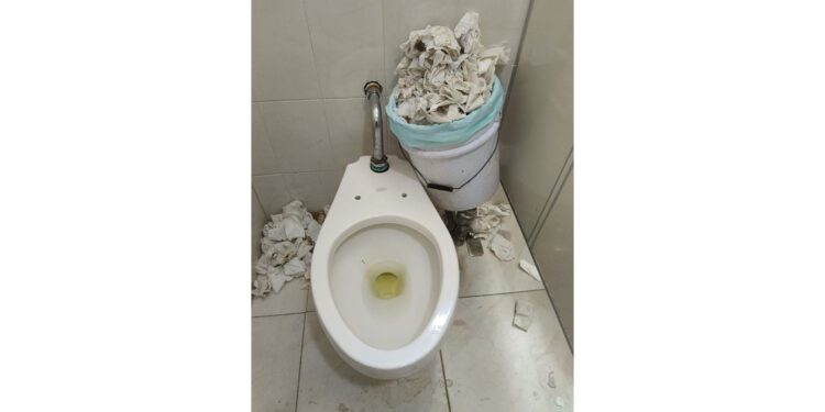 ¡Indignante deterioro en el IMSS de Oaxaca! Baños insalubres y falta de insumos agravan crisis hospitalaria