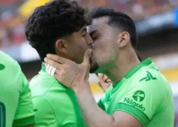 Tremendo beso en la boca de jugadores de FC Juárez y gol de oro