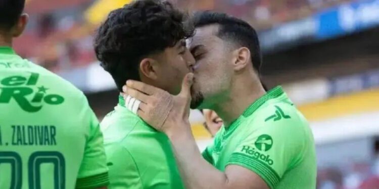 Tremendo beso en la boca de jugadores de FC Juárez y gol de oro